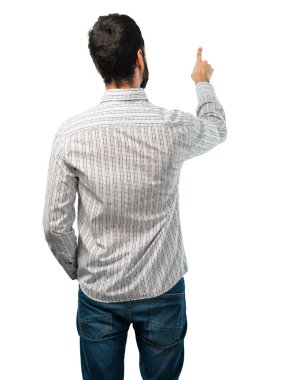 Geri işaret parmağı ile işaret eden sakallı yakışıklı adam