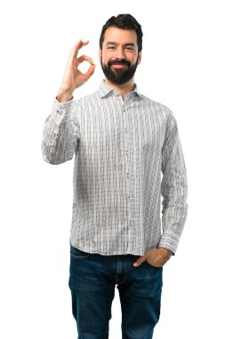 Parmaklar ok işaretiyle gösterilen sakallı yakışıklı adam