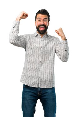 Bir zaferini kutluyor sakallı yakışıklı adam