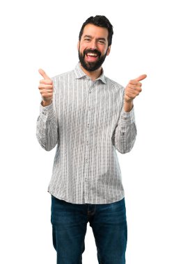 Jest Yaşasın vererek ve gülümseyen sakallı yakışıklı adam