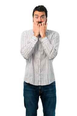 Biraz gergin ve korkmuş sakallı yakışıklı adam