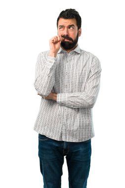 Biraz gergin ve korkmuş sakallı yakışıklı adam