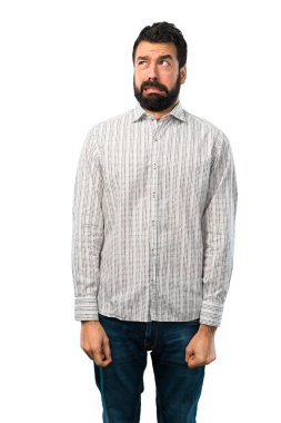 Biraz gergin ve korkmuş sakallı yakışıklı adam