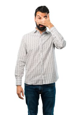 Gözleri eller tarafından kapsayan sakallı yakışıklı adam