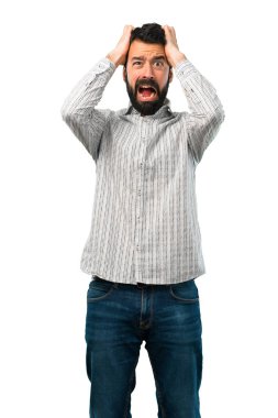 Yakışıklı adam mutsuz ve bir şey ile sinirli sakallı. N