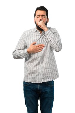 Sakallı yakışıklı adam öksürüyor ve kötü hissediyor.
