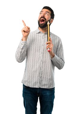 Büyük bir kalem tutan sakallı yakışıklı adam