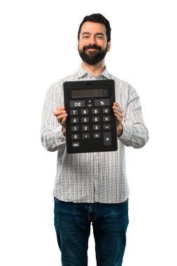 Bir hesap makinesi tutan sakallı yakışıklı adam