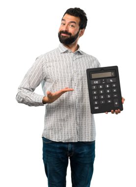 Bir hesap makinesi tutan sakallı yakışıklı adam