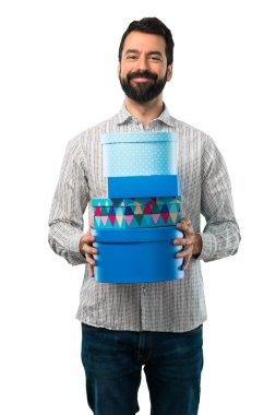 Bir hediye tutarak sakallı yakışıklı adam