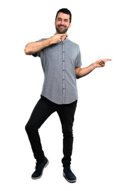 Parmak tarafına işaret ve bir üretimi sunma yakışıklı adam