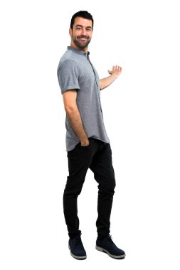 Yakışıklı adam geri işaret parmağı ile işaret