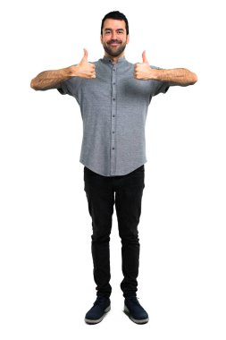 Jest Yaşasın vererek ve gülümseyen yakışıklı adam