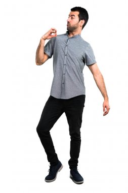 Kibirli ve kendini beğenmiş yakışıklı adam kendini kavram seviyorum