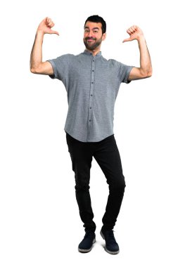 Kibirli ve kendini beğenmiş yakışıklı adam kendini kavram seviyorum