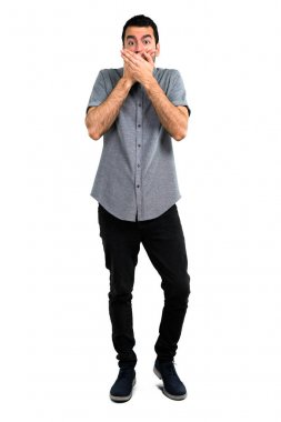 Yakışıklı adam ağzını elleriyle kapsayan