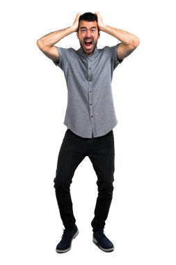 Yakışıklı adam mutsuz ve bir şey ile sinirli. Negatif fac