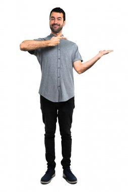 Yakışıklı adam boşaltmak hayali avuç içinde tutan