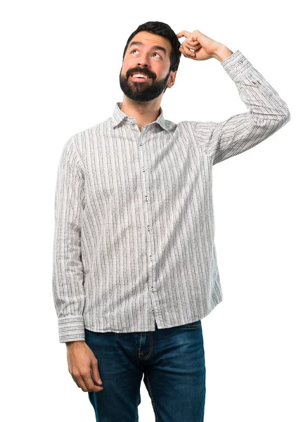 Hombre guapo con barba de pie y pensando en una idea — Foto de Stock