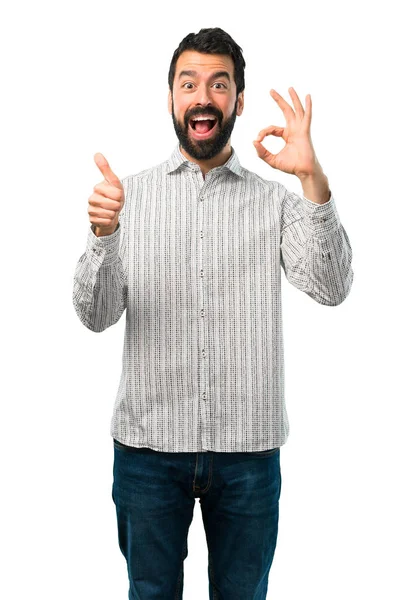 Hombre guapo con barba mostrando un signo aceptable con los dedos — Foto de Stock