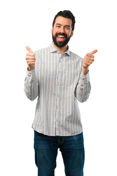 Stilig man med skägg ger tummen upp gest och ler — Stockfoto