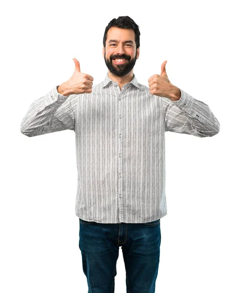 Bonito homem com barba dando um gesto nos polegares e sorrindo — Fotografia de Stock