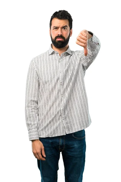 Bonito homem com barba mostrando polegar para baixo sinal com negativo ex — Fotografia de Stock
