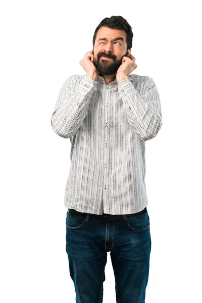 Tampan pria dengan jenggot menutupi kedua telinga dengan tangan — Stok Foto