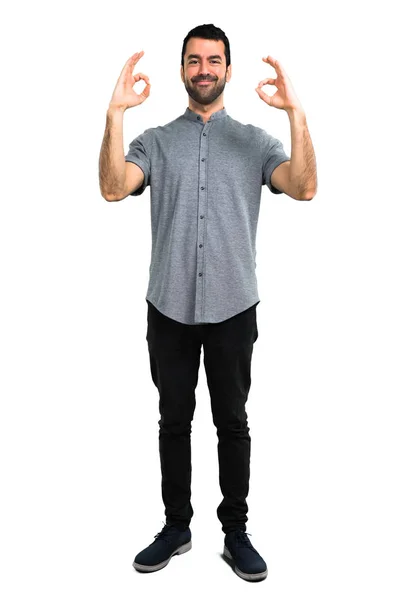 Przystojny mężczyzna pokazuje znak ok palcami — Zdjęcie stockowe