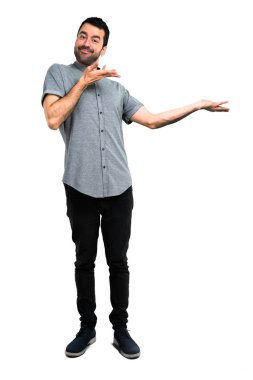 Yakışıklı adam bir şey sunmak