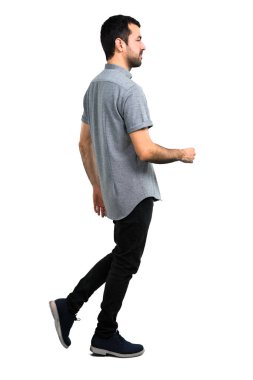 yakışıklı adam yürüyor