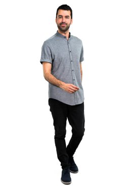 yakışıklı adam yürüyor