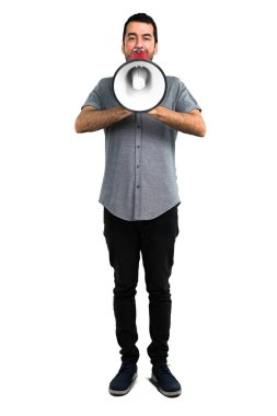 Yakışıklı adam bir megafon holding