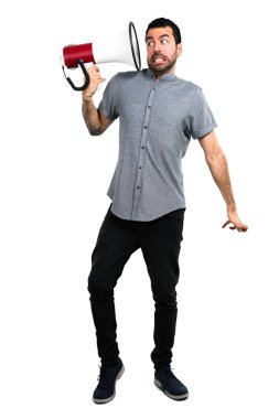 Yakışıklı adam bir megafon holding