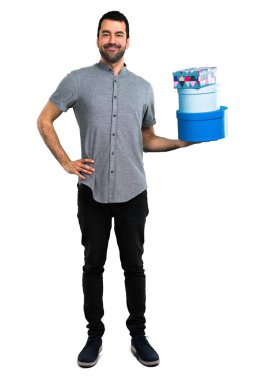 Yakışıklı adam holding kutuları