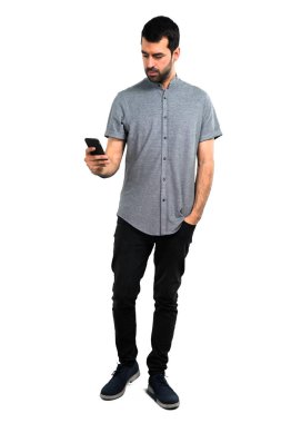 İçin mobil konuşan yakışıklı adam