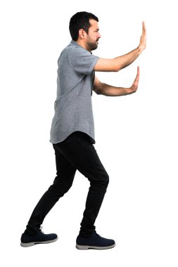 Yakışıklı adam bir şey iterek