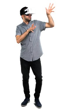 VR gözlük kullanan yakışıklı adam