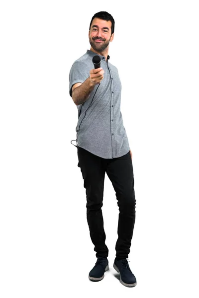 Beau homme chantant avec microphone — Photo