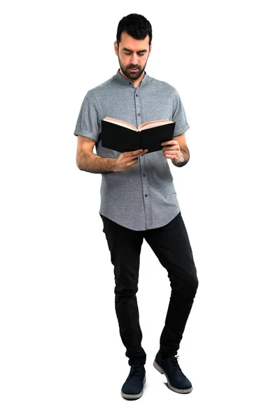 Schöner Mann liest ein Buch — Stockfoto