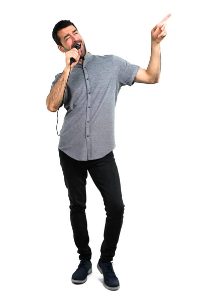 Homem bonito cantando com microfone — Fotografia de Stock