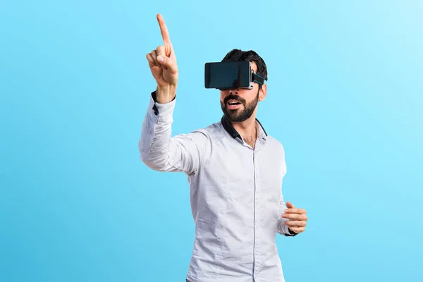 Homem usando óculos VR tocando na tela transparente — Fotografia de Stock