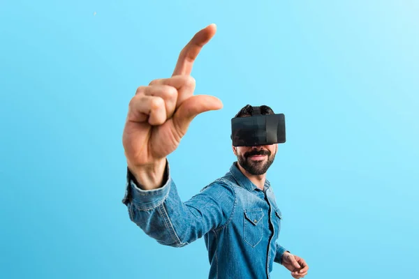 Man met Vr-bril iets te houden — Stockfoto