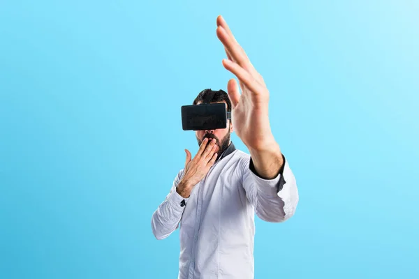 Hombre usando gafas VR haciendo gesto sorpresa — Foto de Stock