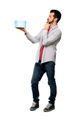 Bir hediye tutarak sakallı yakışıklı adam