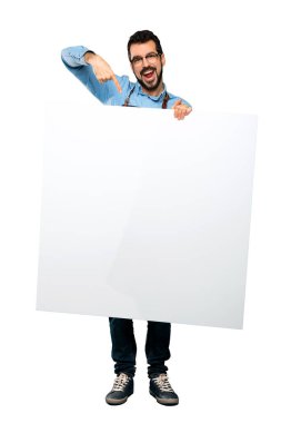 Adam tam uzunlukta atış ile boş bir afişini izole beyaz arka plan üzerinde tutarak önlük
