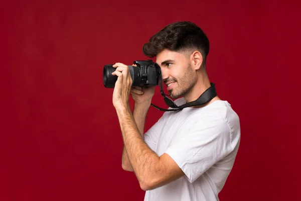 Profesyonel Bir Kamerayla Izole Edilmiş Genç Bir Adam — Stok fotoğraf