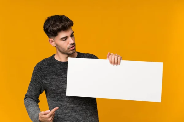 Jovem Sobre Fundo Isolado Segurando Cartaz Branco Vazio Para Inserir — Fotografia de Stock