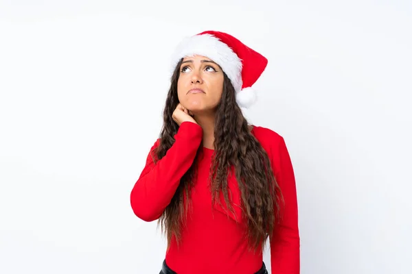 Meisje Met Kerst Hoed Geïsoleerde Witte Achtergrond Denken Een Idee — Stockfoto