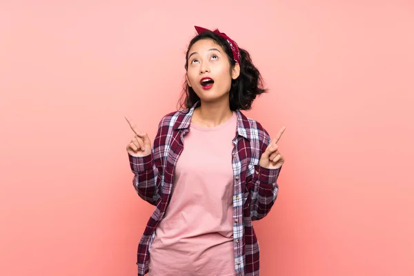 Азиатская Молодая Женщина Изолированном Розовом Фоне Удивлен Указывая Вверх — стоковое фото